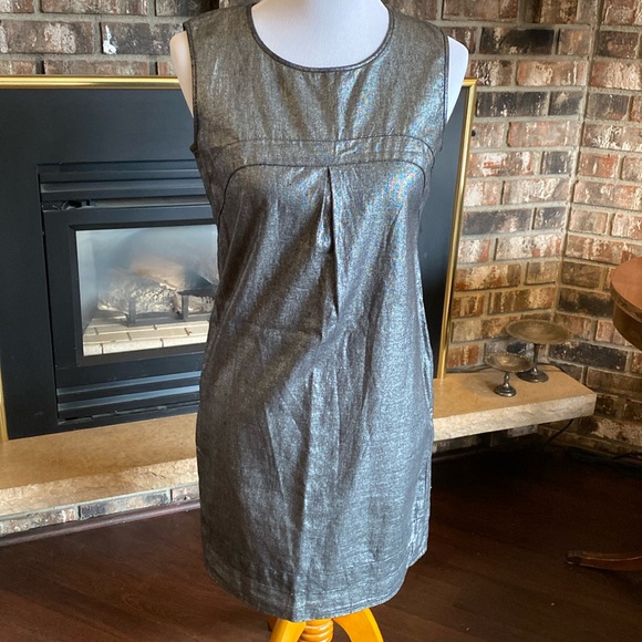 VINTAGE silver lame’ shift dress. Cute front pleat. Side zipper. Size 4 fits XS. - Picture 2 of 10